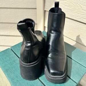 E774 GUC Madden Girl Black Platform Boots